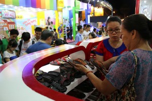 消費者在選購平新公司的鞋品。