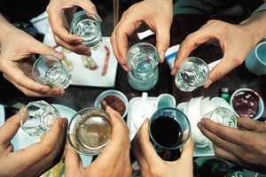 酗酒無度，尤其是來源不明的酒容易傷身，中毒，危害健康。