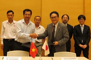 日本駐本市總領事Junichi Kawaue(前右)與隆安省沐化縣醫療中心經理陳文寧簽署醫療設備無償援助協議。（圖源：文科）