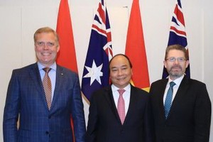 阮春福總理接見澳參議院議長瑞安與眾議院議長史密斯。（圖源：越通社）