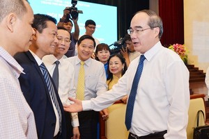 市委書記阮善仁與企業家交談。