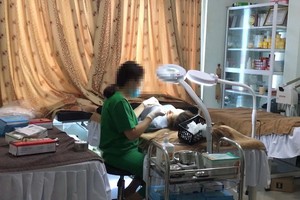 今年4月中旬，市衛生廳將開始進行檢查、評價全部美容專科診所的質量。圖為美容醫師在給消費者提供整容服務。（示意圖源：VTC視頻截圖）