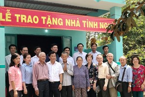 各代表出席移交情義屋時合照。