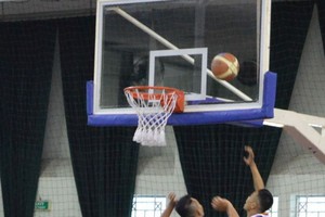 富潤郡（黑衣）對平盛郡比賽一瞥。