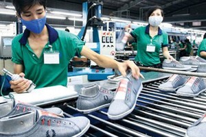 在上呈國會代表的質詢答覆文本中，政府總理阮春福肯定：“今年，政府將繼續落實減少企業開支的主張。”圖為某鞋業公司的成鞋檢驗工段一瞥。（示意圖源：互聯網）