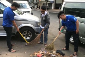 第五郡志願者參加打掃街道。