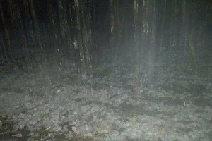 北件街道突然降暴雨夾帶豆大的冰雹，暴雨冰雹持續了半小時。（圖源：丁柳）