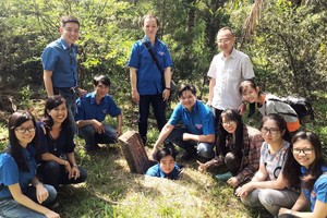 代表團在地下室前留影。