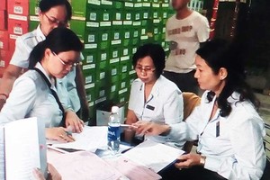 市食品安全管委會正檢查某單位的食品經營活動。