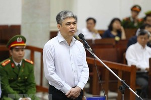 被告阮春山站在被告席上答法官問案。（圖源：尹晉）