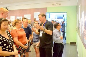 眾多外籍遊客前來參觀本次圖片展。