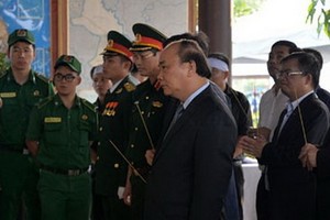 政府總理阮春福上香弔唁。（圖源：VOV）