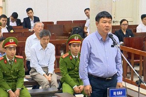 被告丁羅昇站在被告席上答法官問案。（圖源：Zing）