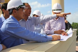 考察團就仁澤3和仁澤4兩個熱電項目進行實地考察擬建地點。