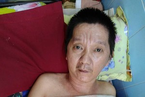 梅錦明發病後失去自理能力。