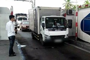 司機在芹苴-鳳協BOT收費站前停車抗議。（圖源：歌靈）