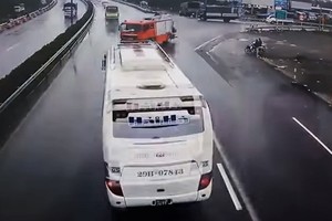 客車與消防車碰撞前一剎那。（圖源：交通監控視頻截圖）