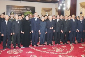 黨中央執行委員會代表團弔唁原政府總理潘文凱。（圖源：智勇）