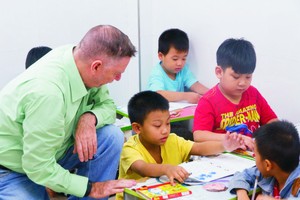 外籍老師正指導學生學習。