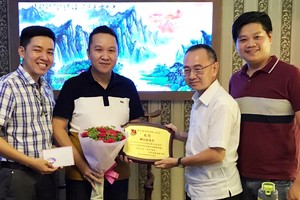 本報共青團向林日民先生(左二)贈送感謝狀。