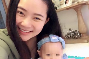 模特兒潘如草與幼女。（圖源：互聯網）