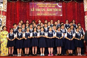 文朗學校在第二分校會場隆重舉行的“當我18歲知恩”儀式。