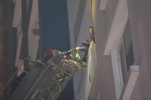 雲梯車解救受困者。（圖源：黎潘）