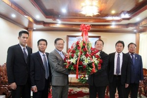 我國駐老撾大使阮伯雄(左三)轉贈阮富仲總書記向老撾總書記、國家主席本揚‧沃拉吉的祝賀花籃。