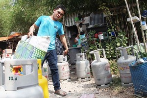 經筆錄後沒收21瓶48公斤裝瓦斯、20瓶14公斤裝瓦斯和近1000個小型瓦斯瓶。