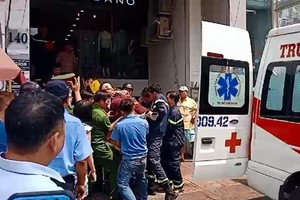 被電梯夾住脖子的青年獲解救並送往醫院急救。（圖源：柯林）