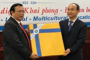 馬現城副院長（右）向市人文社會科學大學贈送禮物。