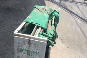 電箱成了極其危險的路障。