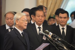 阮富仲總書記宣讀悼文。