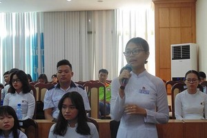 一名女模範生在對話時發表意見。