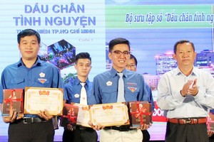 本報共青團書記曾廣健(右二)領獎。