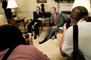 潘文凱總理與美國前總統布什的歷史性握手。