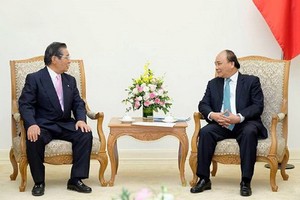 政府總理阮春福(右)接見日本首相內閣顧問飯島勳。（圖源：VOV）