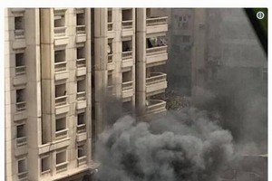 汽車爆炸現場，造成至少1人死亡、4人受傷。（圖源：互聯網）