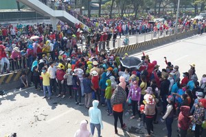 越南寶成有限責任公司的上千名工人在公司大門前及湧向1K國道罷工，以反對該公司宣傳有關制定新的薪資等級，導致該路段交通受阻。（圖源：黎琳）