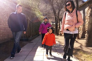 見到老鄉裡人人滿臉春風，生命火花從容綻放。（示意圖源：互聯網）