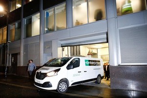 英信息委員會執法人員搜查位於倫敦的“劍橋分析”公司總部。（圖源：路透社）