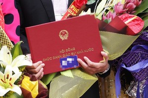 若干教授副教授申請退出審核名單。圖為由國家教授職稱委員會在文廟頒授的某一副教授證書。（示意圖源：阮慶）