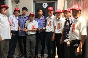 土龍木天后宮理事會親臨兩名保安的出租住房向其贈送鼓勵金。