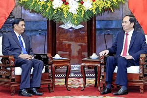 國家主席陳大光(右)接見老撾國家主席辦公廳主任坎蒙‧蓬塔迪。（圖源：顏創）