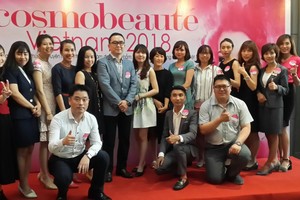 越南國際美容與化裝品展組委會代表與記者們在新聞發佈會上合照。