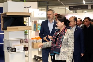 國會主席阮氏金銀探訪高新科技農業中心。（圖源：仲德）