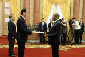 南非大使馬佩簡‧加奧格洛‧萊克高羅(右)向國家主席陳大光呈上國書。（圖源：VOV）