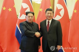 中國國家主席習近平(右)與金正恩在北京人民大會堂合影。（圖源：韓聯社）