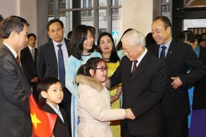 阮富仲總書記與駐法大使館幹部和僑胞會面。（圖源：智勇）