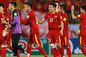 我國男足隊球員慶祝勝利。